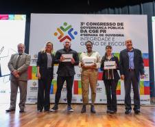 Vencedores do 3º Concurso de Redação da CGE recebem prêmios