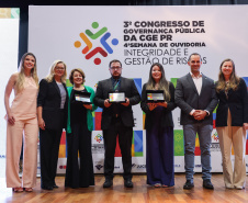 Vencedores do 3º Concurso de Redação da CGE recebem prêmios