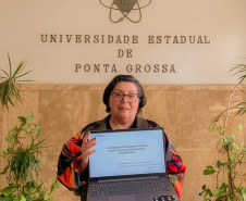 Aluna de 66 anos aprovada no TCC na UEPG viraliza nas redes e vira hit nos Campos Gerais