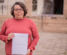 Aluna de 66 anos aprovada no TCC na UEPG viraliza nas redes e vira hit nos Campos Gerais