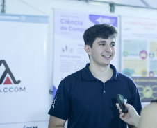 Mostra de Profissões da UEM tem exposições dos cursos e reúne centenas de estudantes