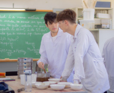 Paraná incentiva pesquisa com bolsas que cobrem trajetória acadêmica e profissional