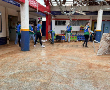 Acadêmicos da Unioeste se unem à reconstrução de Rio Bonito do Iguaçu e ajudam a limpar creche