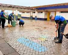 Acadêmicos da Unioeste se unem à reconstrução de Rio Bonito do Iguaçu e ajudam a limpar creche