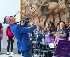 Estado lança programa Paraná Amigo da Pessoa Idosa e oficializa Bolsa Cuidador