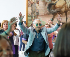 Estado lança programa Paraná Amigo da Pessoa Idosa e oficializa Bolsa Cuidador