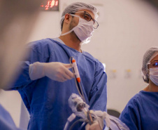 Hospital Universitário da UEPG realiza cirurgia inédita de endoscopia de coluna pelo SUS