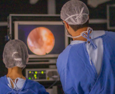 Hospital Universitário da UEPG realiza cirurgia inédita de endoscopia de coluna pelo SUS
