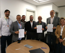 Estado firma parceria com CNPEM para cooperação em IA e materiais sustentáveis na UEL