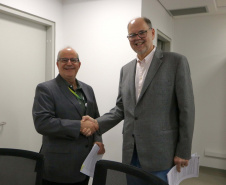 Estado firma parceria com CNPEM para cooperação em IA e materiais sustentáveis na UEL