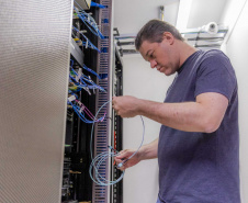 UEPG recebe equipamentos e inicia projeto do Anel de Conectividade do Paraná