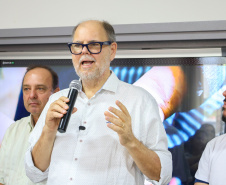 Menina conhece impressora 3D da Carreta da Inovação e recebe prótese de mão desenvolvida pelo Estado