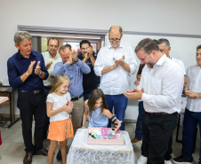 Menina conhece impressora 3D da Carreta da Inovação e recebe prótese de mão desenvolvida pelo Estado