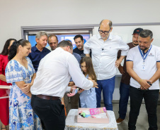 Menina conhece impressora 3D da Carreta da Inovação e recebe prótese de mão desenvolvida pelo Estado