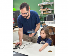 Menina conhece impressora 3D da Carreta da Inovação e recebe prótese de mão desenvolvida pelo Estado