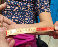 Menina conhece impressora 3D da Carreta da Inovação e recebe prótese de mão desenvolvida pelo Estado