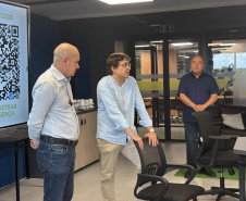 O Vale do Genoma, ecossistema de inovação localizado em Guarapuava, no Centro-Sul do Paraná, reúne nesta quinta-feira (5) representantes de diferentes instituições de ciência, tecnologia e inovação para elaborar o planejamento estratégico para o período de 2026 a 2028. O Governo do Paraná participa dos conselhos e das câmaras temáticas do ecossistema, cuja atuação é focada em pesquisa genômica e inteligência artificial nas áreas da saúde e do agronegócio. A programação do encontro segue até sexta-feira (6).