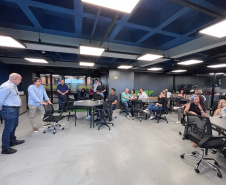 O Vale do Genoma, ecossistema de inovação localizado em Guarapuava, no Centro-Sul do Paraná, reúne nesta quinta-feira (5) representantes de diferentes instituições de ciência, tecnologia e inovação para elaborar o planejamento estratégico para o período de 2026 a 2028. O Governo do Paraná participa dos conselhos e das câmaras temáticas do ecossistema, cuja atuação é focada em pesquisa genômica e inteligência artificial nas áreas da saúde e do agronegócio. A programação do encontro segue até sexta-feira (6).