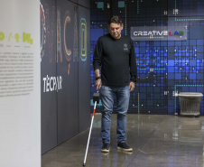 Startup incubada pelo Tecpar vai doar 100 bengalas inteligentes para deficientes visuais