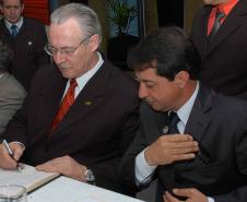 Maringá,13-10-2010- O governador Orlando Pessuti, na posse do novo reitor da UEM, Júlio Santiago Prates Filho e da vice-reitora, Neusa Altoé.