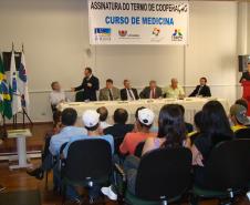 Secretário assina termo criando curso de Medicina em Foz