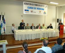 Secretário assina termo criando curso de Medicina em Foz