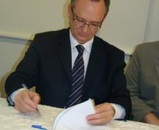 Secretário assina termo criando curso de Medicina em Foz