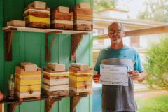 Com apoio do Estado, projeto que estimula produção de mel em Morretes completa um ano