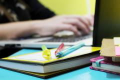 UEL oferta curso gratuito de especialização com foco em tecnologia e educação