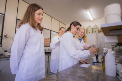 Mulheres na ciência: protagonismo feminino cresce nas universidades estaduais