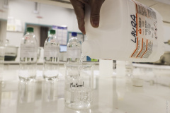 Laboratório da UEM realiza detecção de níveis de metanol em bebidas