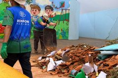 Acadêmicos da Unioeste se unem à reconstrução de Rio Bonito do Iguaçu e ajudam a limpar creche