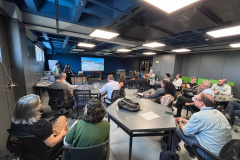 O Vale do Genoma, ecossistema de inovação localizado em Guarapuava, no Centro-Sul do Paraná, reúne nesta quinta-feira (5) representantes de diferentes instituições de ciência, tecnologia e inovação para elaborar o planejamento estratégico para o período de 2026 a 2028. O Governo do Paraná participa dos conselhos e das câmaras temáticas do ecossistema, cuja atuação é focada em pesquisa genômica e inteligência artificial nas áreas da saúde e do agronegócio. A programação do encontro segue até sexta-feira (6).