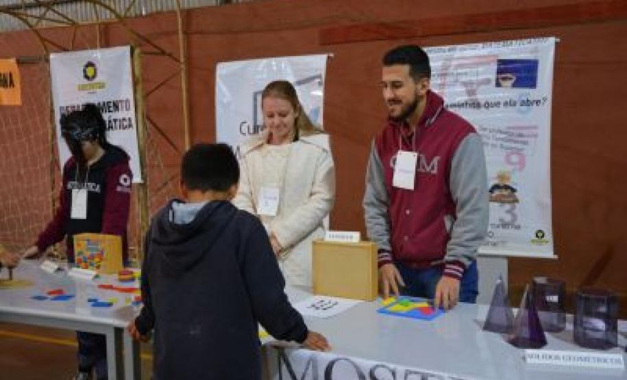 Alunos desenvolvendo atividades de matemática