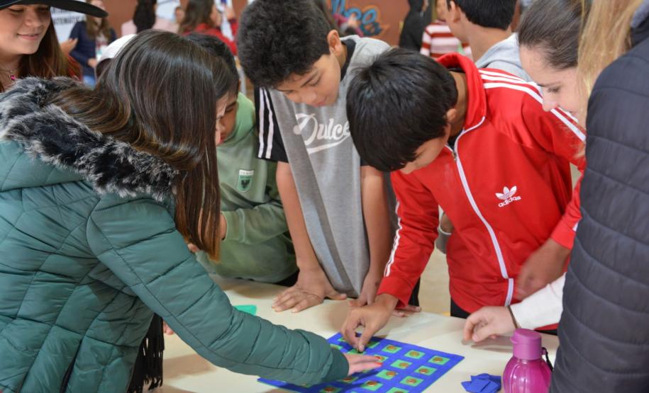 Alunos desenvolvendo atividades de matemática