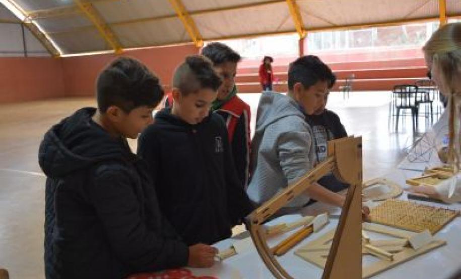 Alunos desenvolvendo atividades de matemática