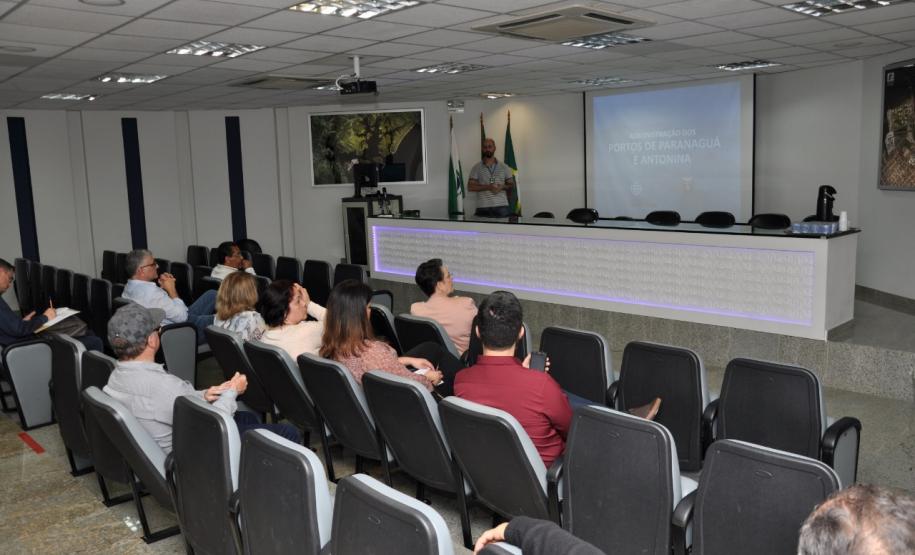 pró reitores se reúnem no porto de paranaguá