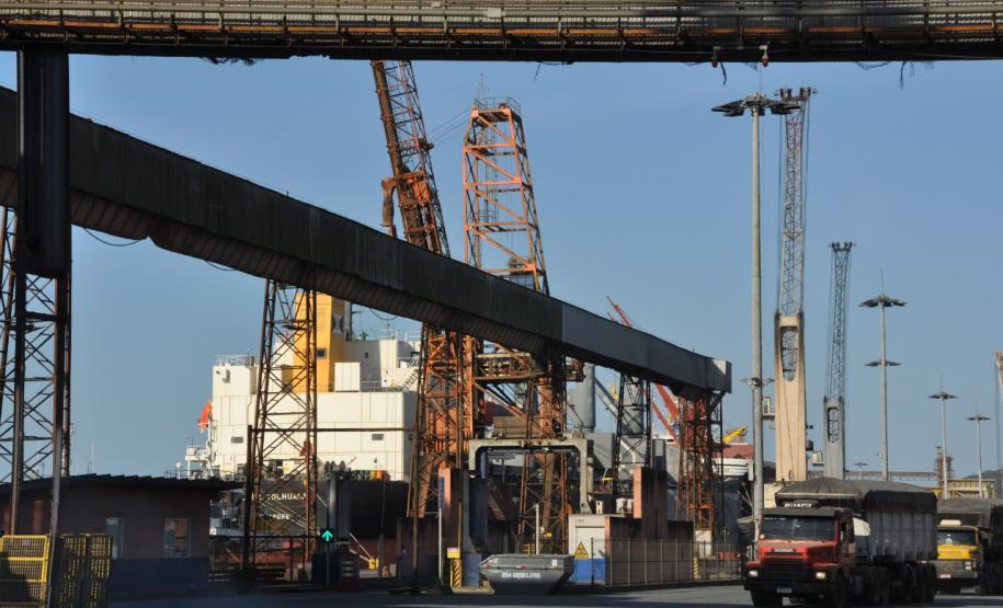 pró reitores se reúnem no porto de paranaguá