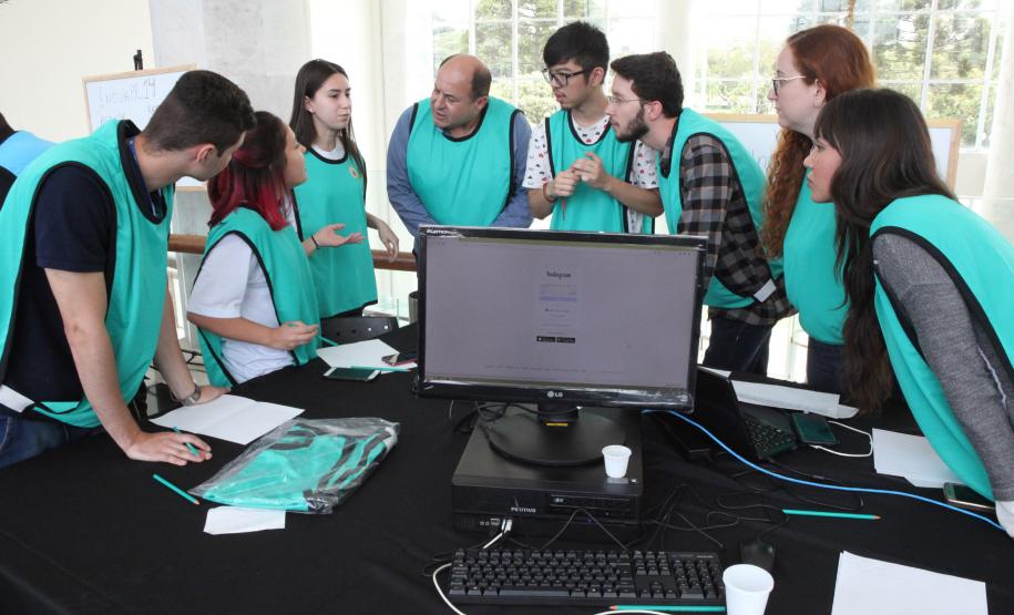 No desafio, os participantes foram divididos em 15 equipes, formadas pelos estudantes da rede estadual, professores da rede pública (municipal e estadual), alunos de graduação e pós-graduação da Universidade Federal do Paraná