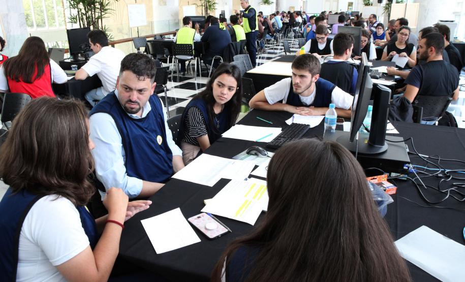 No desafio, os participantes foram divididos em 15 equipes, formadas pelos estudantes da rede estadual, professores da rede pública (municipal e estadual), alunos de graduação e pós-graduação da Universidade Federal do Paraná