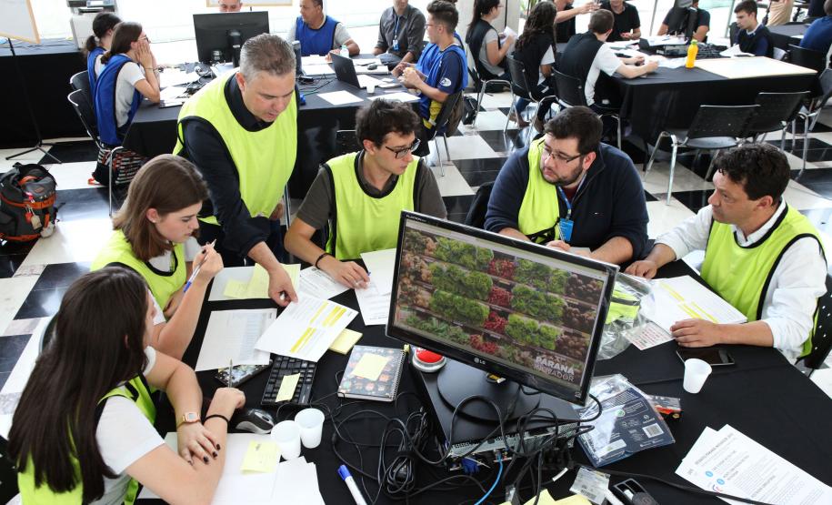 No desafio, os participantes foram divididos em 15 equipes, formadas pelos estudantes da rede estadual, professores da rede pública (municipal e estadual), alunos de graduação e pós-graduação da Universidade Federal do Paraná
