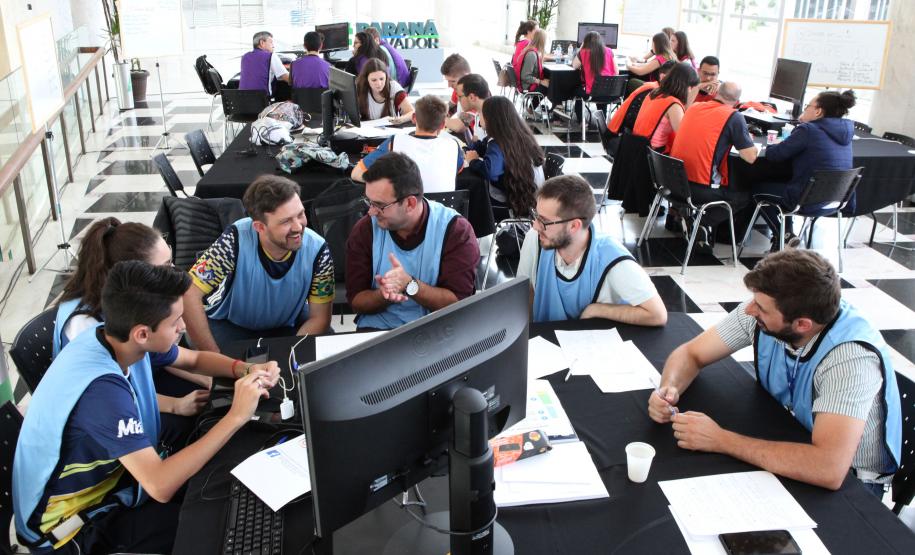 No desafio, os participantes foram divididos em 15 equipes, formadas pelos estudantes da rede estadual, professores da rede pública (municipal e estadual), alunos de graduação e pós-graduação da Universidade Federal do Paraná