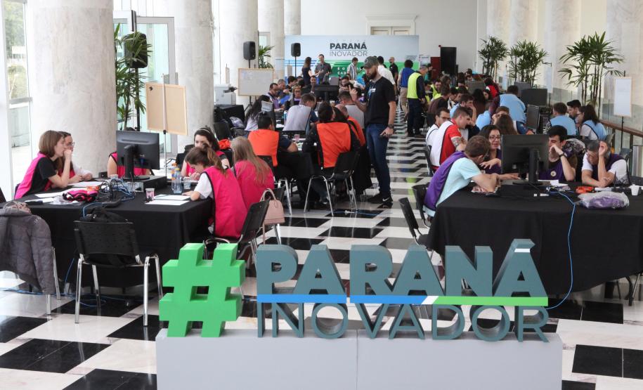 No desafio, os participantes foram divididos em 15 equipes, formadas pelos estudantes da rede estadual, professores da rede pública (municipal e estadual), alunos de graduação e pós-graduação da Universidade Federal do Paraná