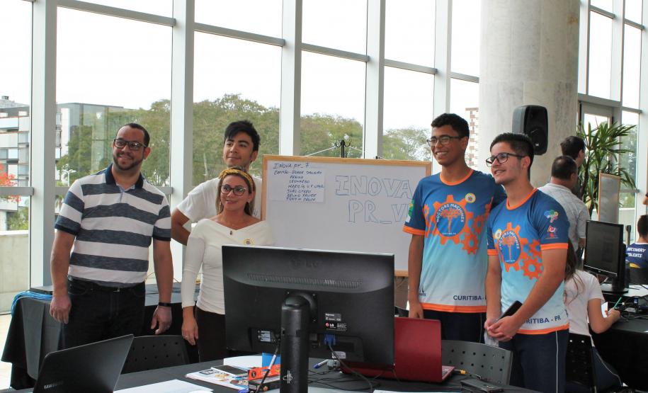 No desafio, os participantes foram divididos em 15 equipes, formadas pelos estudantes da rede estadual, professores da rede pública (municipal e estadual), alunos de graduação e pós-graduação da Universidade Federal do Paraná