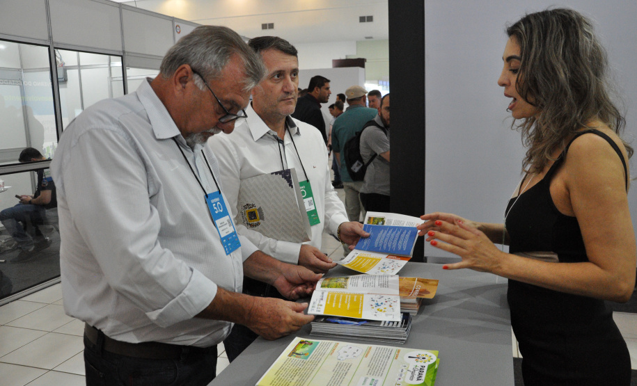 No estande da Seti, os participantes do evento Governo 5.0 têm oportunidade de conhecer as atividades e ações desenvolvidas pelas universidades estaduais, com foco no atendimento de demandas dos municípios e cidadãos paranaenses, em todas as regiões do Estado.