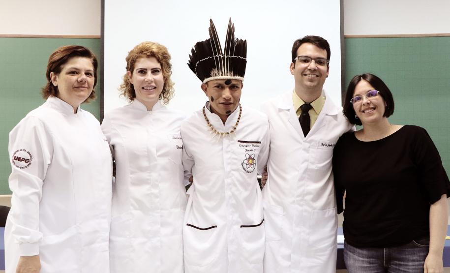Primeiro indígena defende TCC no curso de Odontologia da UEPG