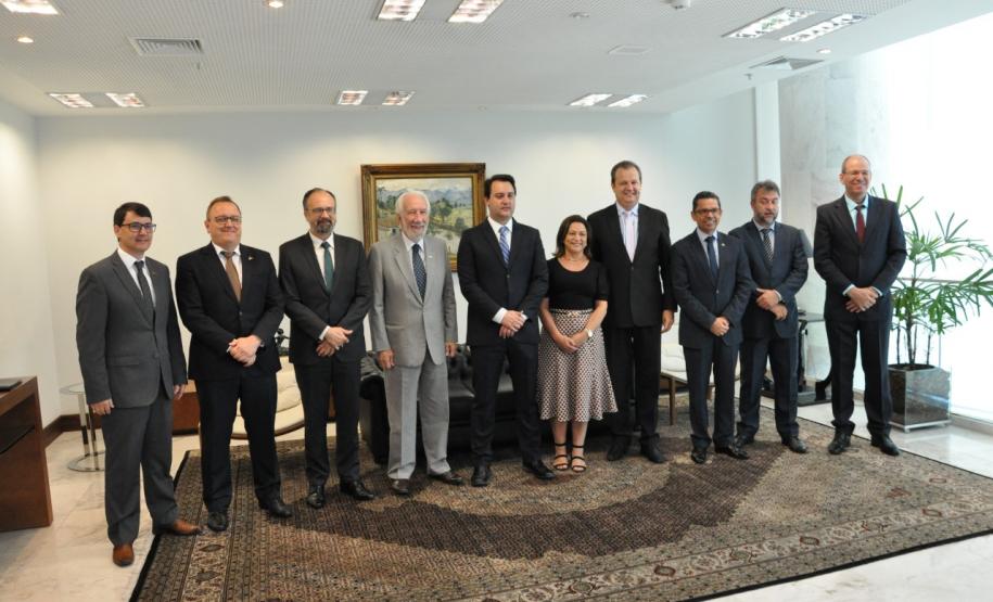 Governador Ratinho Júnior e superintendente de Ciência, Tecnologia e Ensino Superior, Aldo Bona, ao lado dos reitores das sete universidades estaduais paranaenses