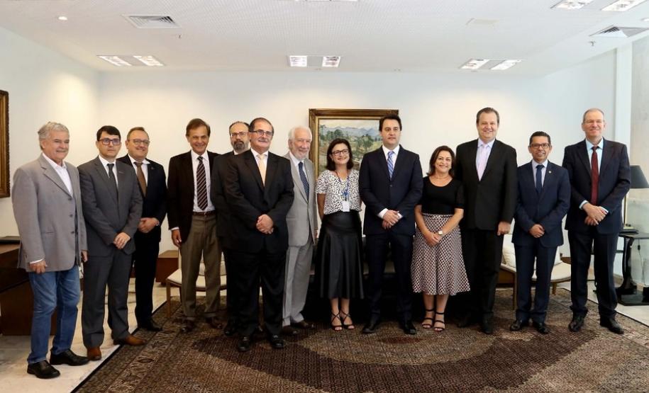 Membros da Câmara da Educação Superior do Conselho Estadual de Educação do Paraná participaram da cerimônia