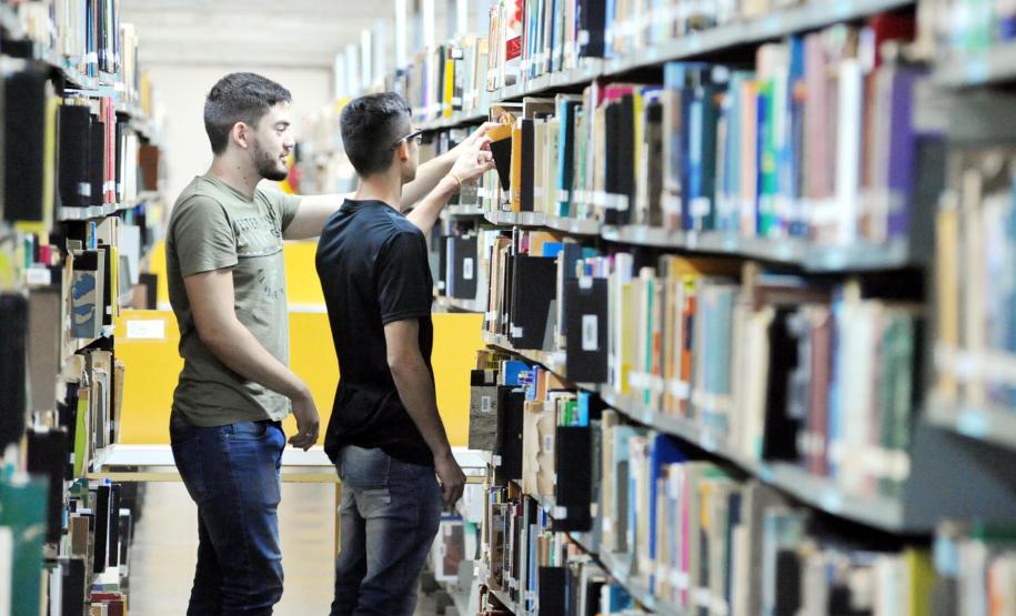 UEM e UEL são classificadas entre as universidades que mais produzem pesquisa no mundo