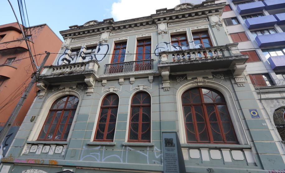 Estado e prefeitura de Curitiba estudam parceria para restaurar prédio histórico da Unespar